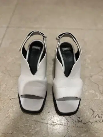 CAMPER 화이트 가죽 오픈토 샌들