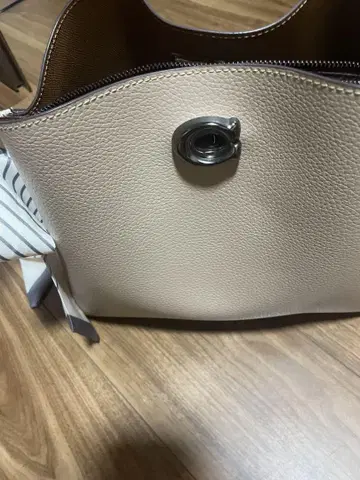 베이지 숄더백 칸막이 포함