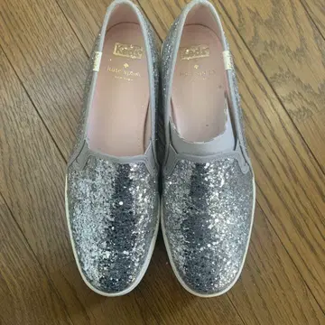 kate spade new york 스팽글 실버 슬립온