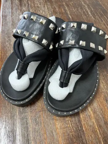 Zucca 스터드 장식 플립플랍 샌들 블랙