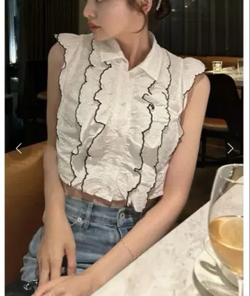 SNIDEL 크롭 스칼라 프릴 블라우스