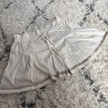 앨리스 발리 여성용 아이보리 플레어 숏 팬츠 M 사이즈 비즈