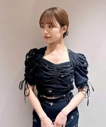 SNIDEL 프린트 개더 슬리브 블라우스