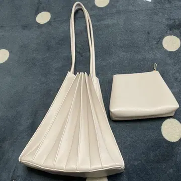 베이지 플리츠 디자인 숄더백 파우치 포함