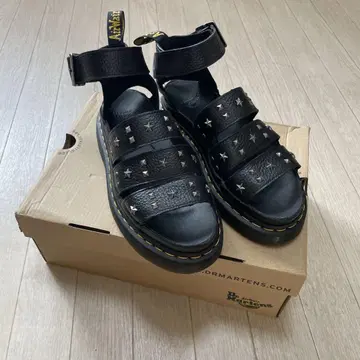 Dr. Martens 스터드 장식 블랙 샌들