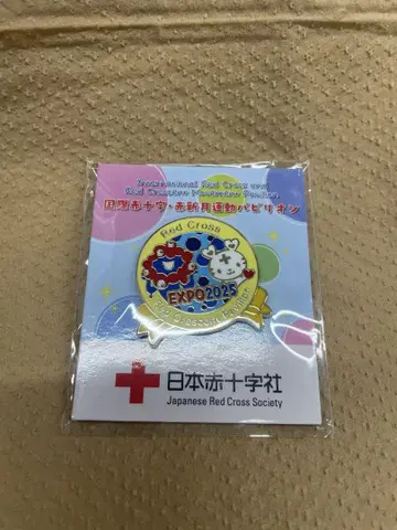 간사이 만박 일본 적십자사 한정판 미야쿠미야쿠 콜라보 핀 배지