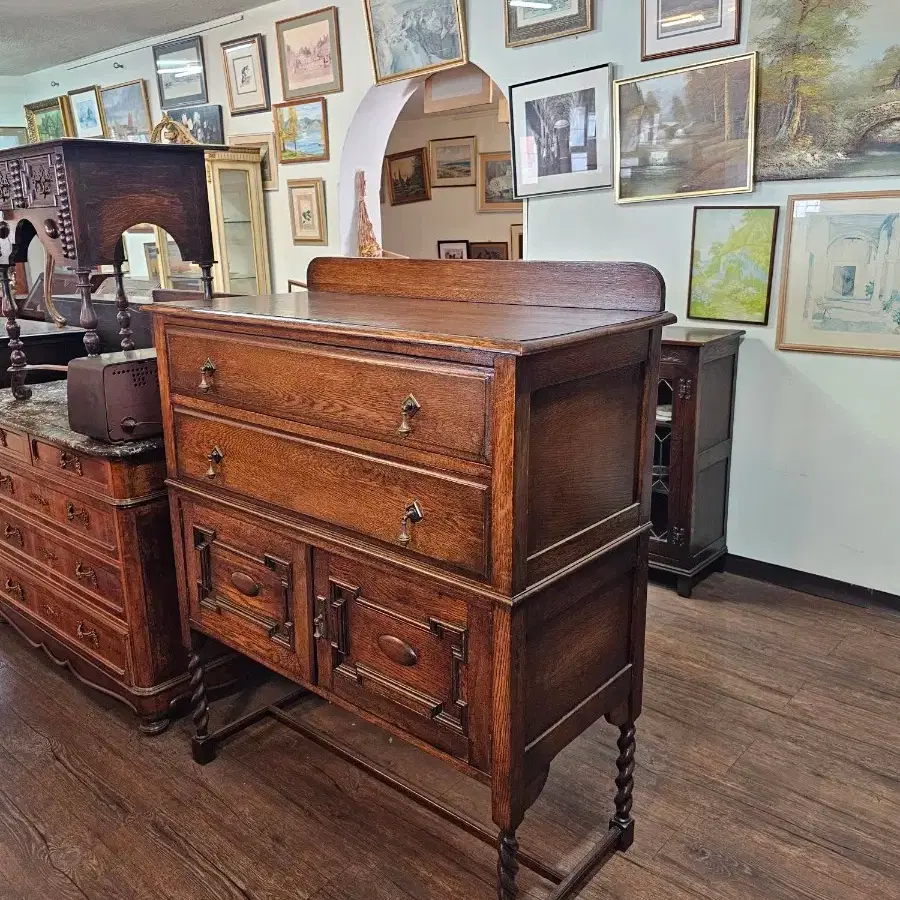 British Antique Large Cabinet #수납장,#엔틱,#엔틱가구,#빈티지가구,#영국가구 on Bunjang Global  Site.