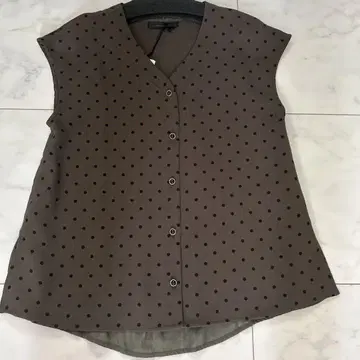 브라운 도트 무늬 슬리브리스 셔츠
