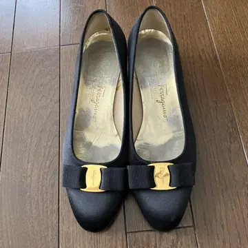 페라가모 블랙 새틴 리본 펌프스 사이즈 24 상당
