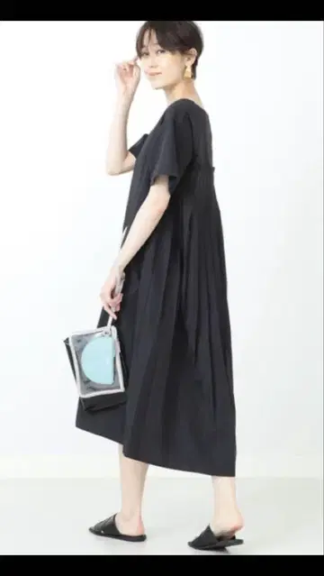레이빔즈 백 플리츠 원피스