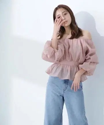내추럴 뷰티 베이직 오프숄더 탑