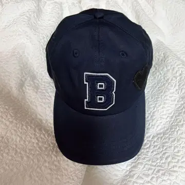 B. CLUB CAP Bibiy. 비비 캡 모자
