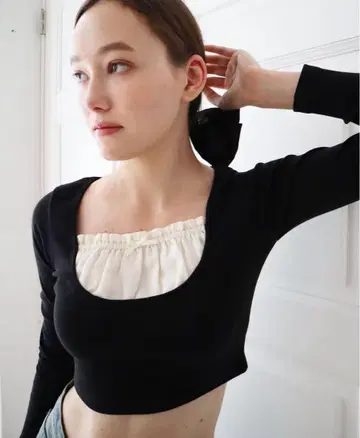 에피네 U 컷 프릴 레이어드 리브 톱 블랙