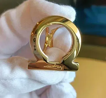 새상품급 페라가모 Ferragamo 간치니 스카프링 골드 컬러