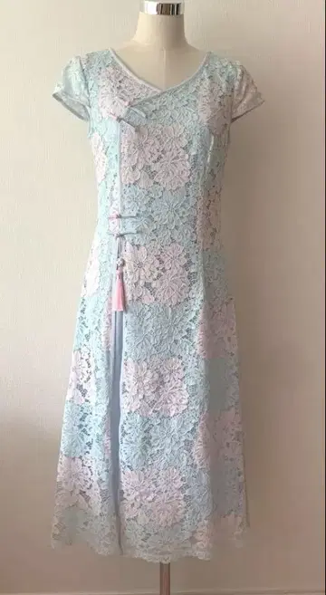스카이블루와 핑크 레이스 차이나 드레스