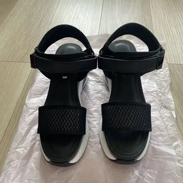 다이애나 메쉬 에어쿠션 스포츠 샌들