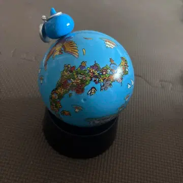 드래곤 퀘스트 슬라임이 달린 소형 지구본