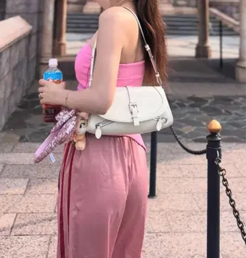 키노시타 유키나 씨가 착용한 새틴 팬츠의 밑단 기장 수선입니다.
