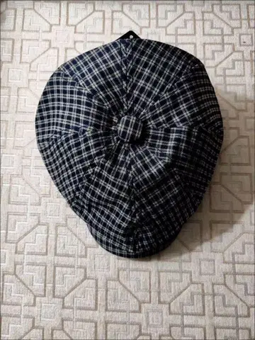 네이비와 화이트 체크 무늬 베레모