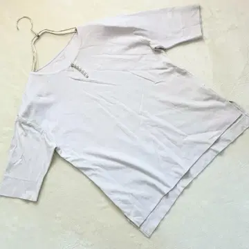 두클라세 펄 버튼 반팔 티셔츠 베이지 계열 M 사이즈 예쁜