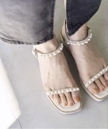 LE TALON 펄 플랫 샌들