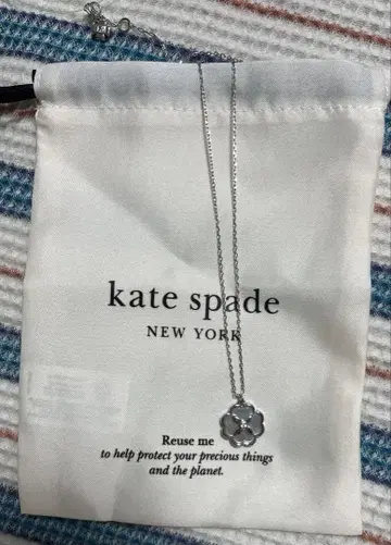 kate spade 꽃 모양 펜던트 목걸이 새상품 정가 16500엔