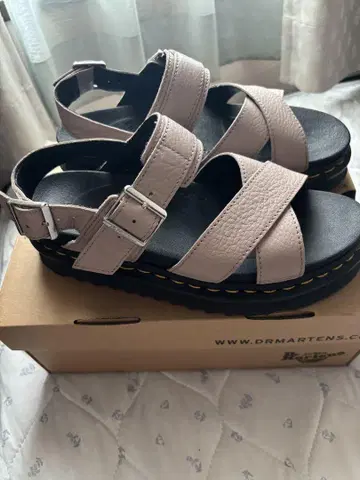 Dr. Martens 핑크 통굽 샌들