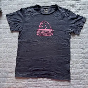 XLARGE 블랙 티셔츠 핑크 로고