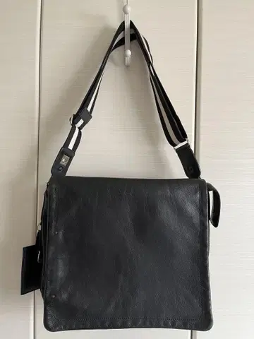 발리 가죽 숄더백 블랙 스트라이프