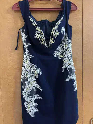 ROBE de FLEURS Glossy 비쥬 자수 네이비 타이트 드레스
