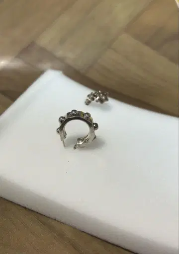 스터드가 달린 실버 후프 귀걸이 2개 세트