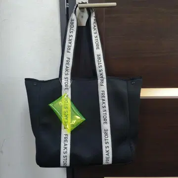 프릭스 스토어 한정판 테이프 핸드 토트백 25SS 블랙