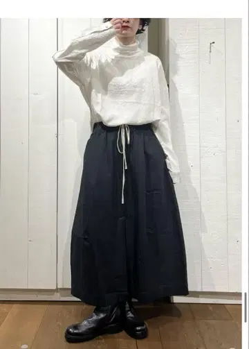 앨범 디파밀리아 핀스트라이프 스커트