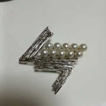 번개 모양의 펄 브로치