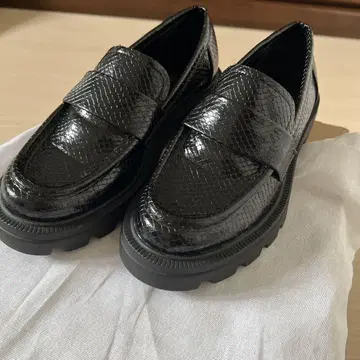 자라 블랙 로퍼 에나멜 마감