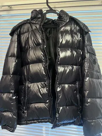 광택이 있는 블랙 후드 부착 다운 자켓
