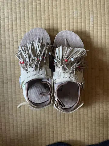 SUICTE 프린지 베이지 샌들