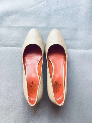 Santoni 베이지 가죽 플레인 펌프스 힐