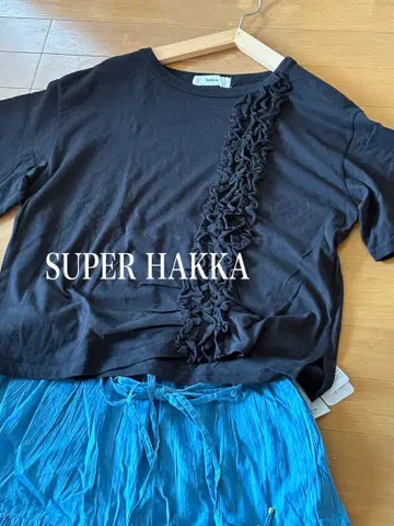 18000엔 SUPER HAKKA 세로 프릴 반팔 티셔츠 블랙