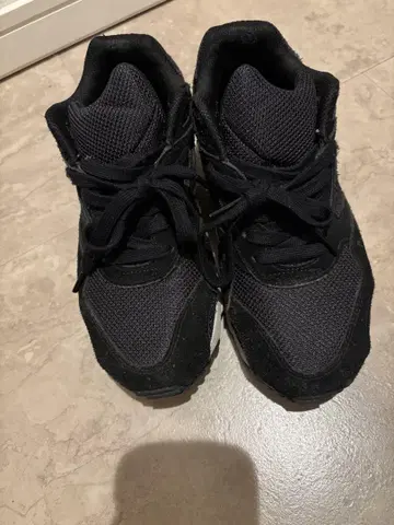 Mizuno Margarl Howell 블랙 스니커즈