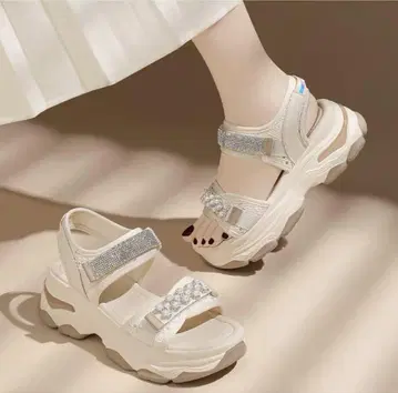 비쥬가 달린 베이지 통굽 샌들