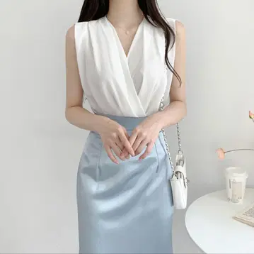 턱 숄더 슬리브리스