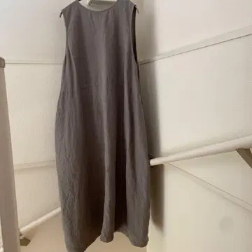 nest Robe 블랙 린넨 백 V 넥 슬리브리스 원피스