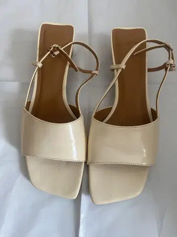 베이지 오픈토 샌들 로우 힐