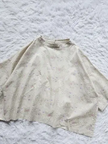 호비라 호비레 꽃무늬 클래시컬 블라우스