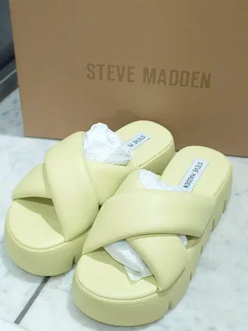 STEVE MADDEN 라임 크로스 디자인 샌들