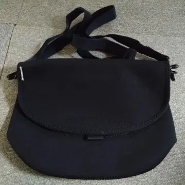 BUILT 메신저 런치 백 비치 카페