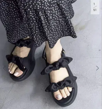 리본 포함 블랙 통굽 샌들