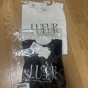 AZUL BY MOUSSY 주얼리 모듬 프린트 티셔츠