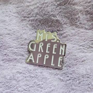 Mrs. GREEN APPLE 화이트 라운지 핀 배지
